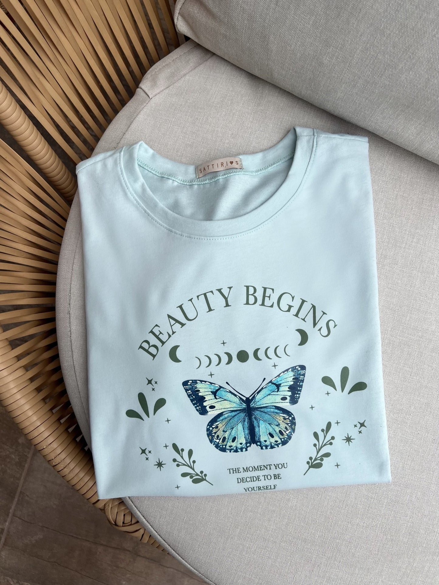 CAMISETA BEAUTY BEGINS