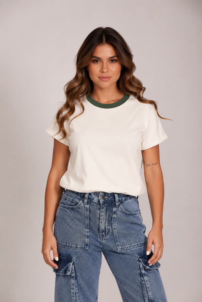 CAMISETA BÁSICA CUELLO VERDE PINO