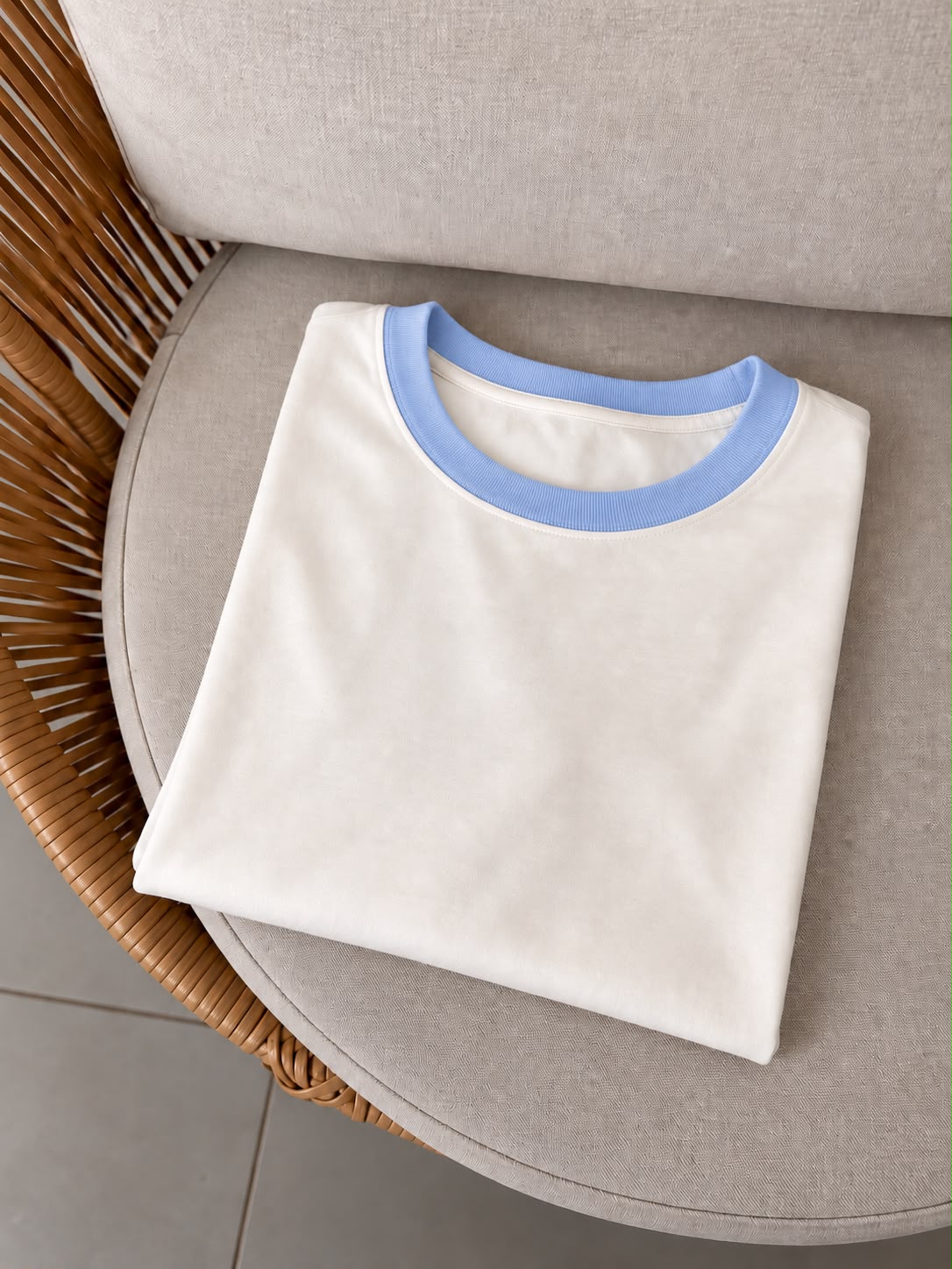 CAMISETA BÁSICA CUELLO AZUL BABY
