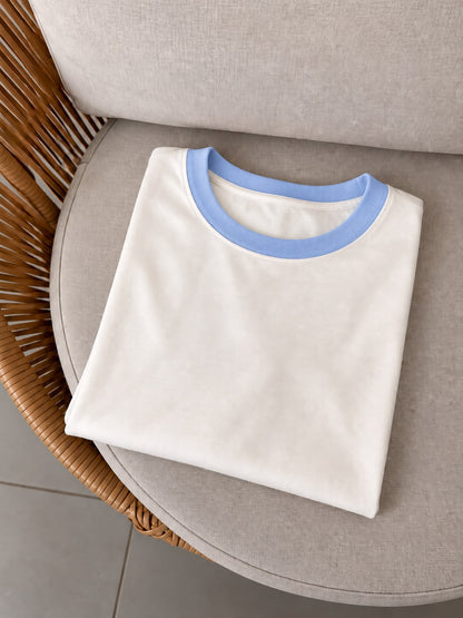 CAMISETA BÁSICA CUELLO AZUL BABY